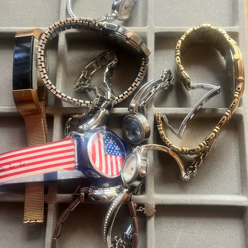 Mixed Lot of 8 Silver and Gold Watches & 1 Fitbit (no charger)tested & untested